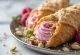 Postre cannoli de frambuesa y pistacho servido